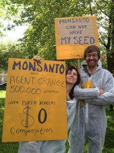 NO GMO Monsanto couple